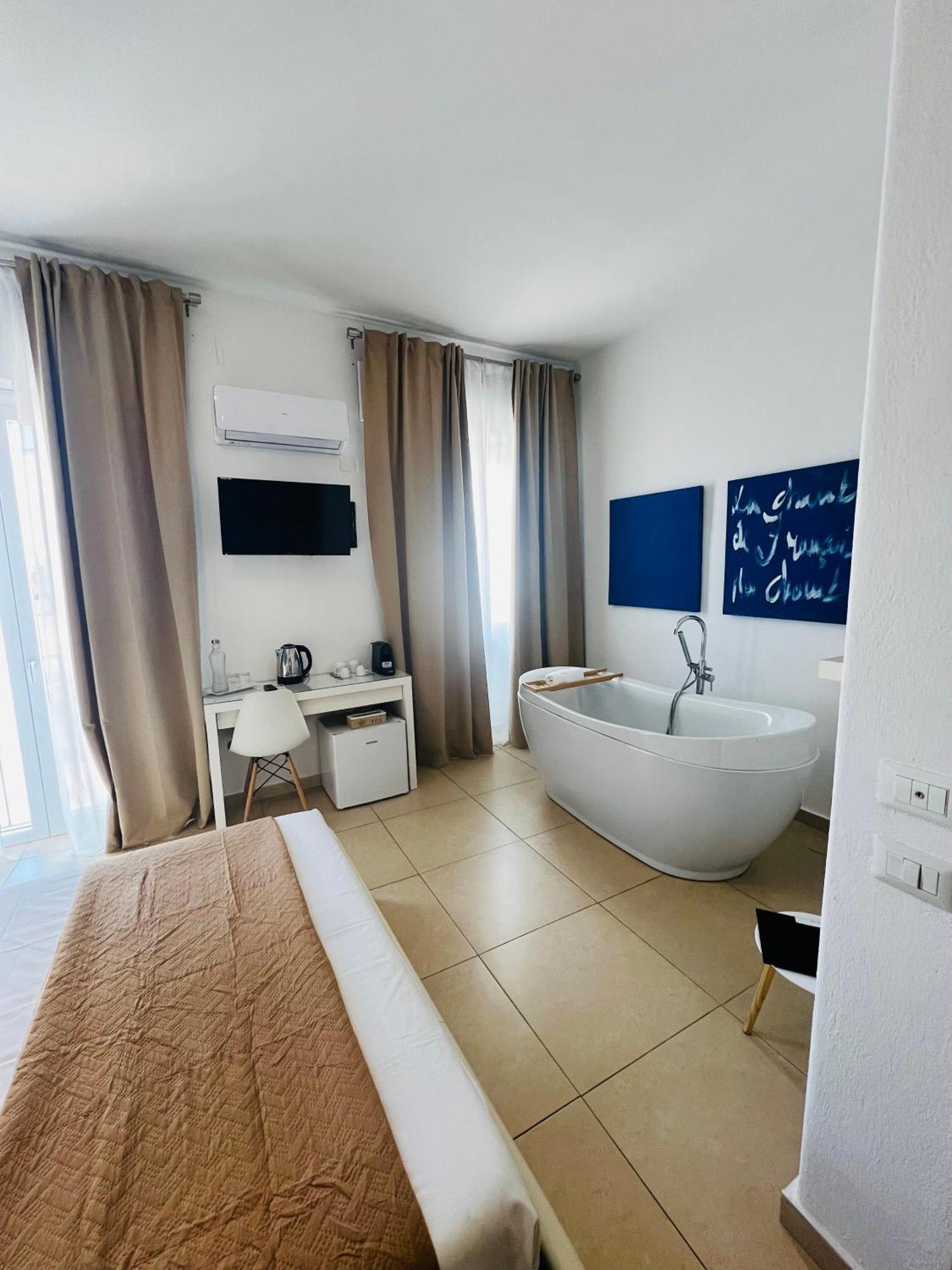 Les Chambres De Francoise Guest House Ольбія Екстер'єр фото